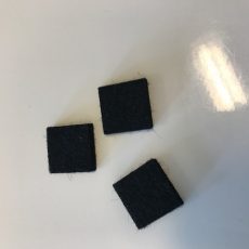 filt dutter 15 X15 mm med tape på bagsiden. 50 stk i en pose.