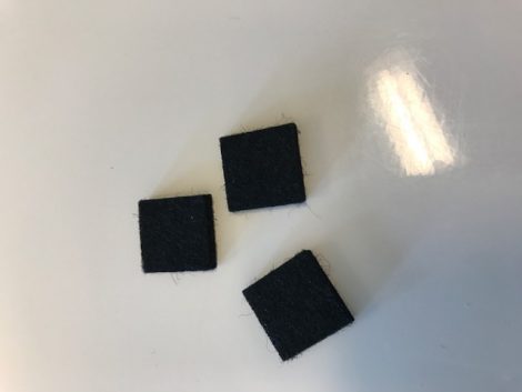 filt dutter 15 X15 mm med tape på bagsiden. 50 stk i en pose.